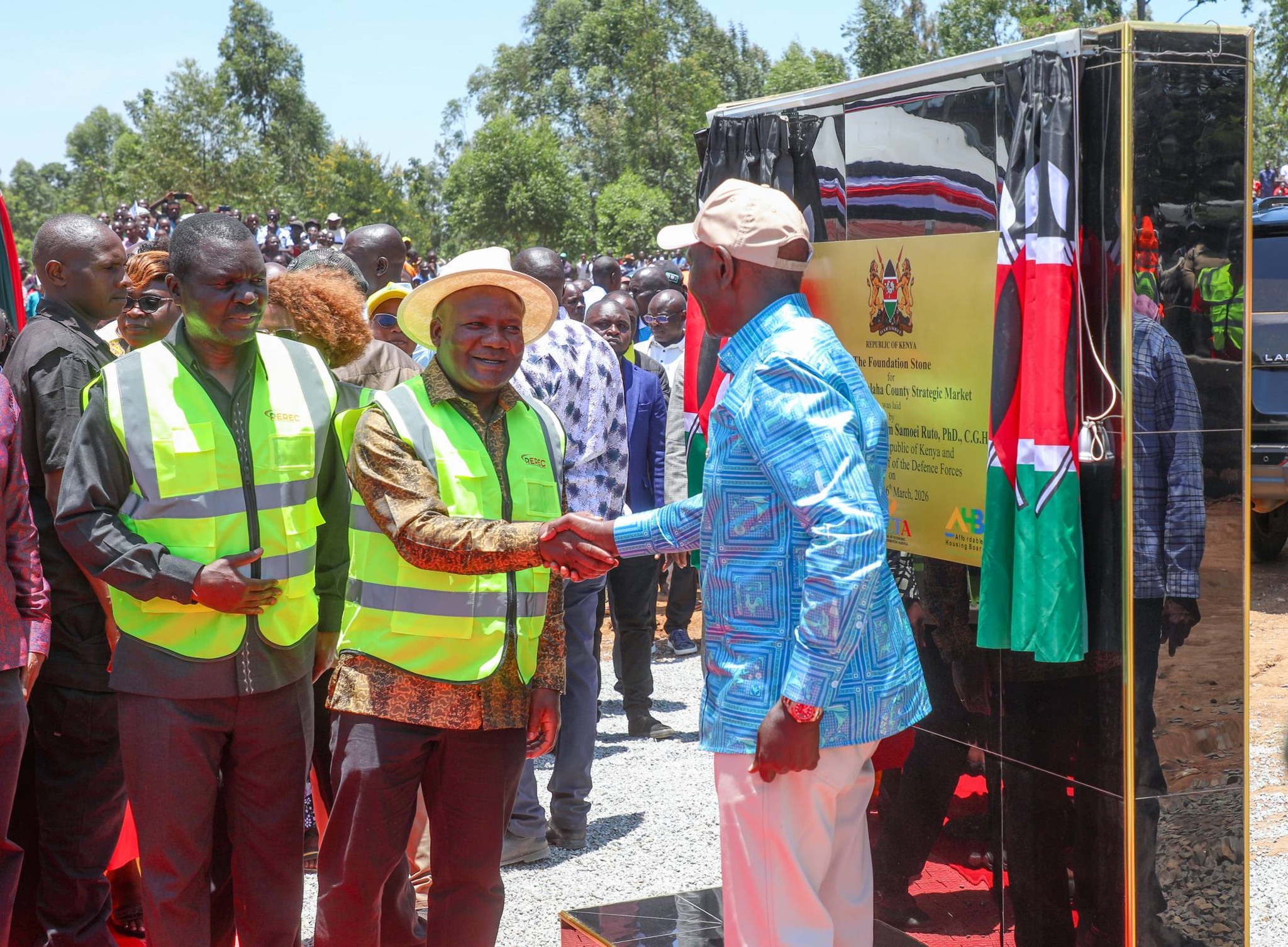 𝐆𝐎𝐕𝐄𝐑𝐍𝐎𝐑 𝐁𝐀𝐑𝐀𝐒𝐀 𝐉𝐎𝐈𝐍𝐒 𝐏𝐑𝐄𝐒𝐈𝐃𝐄𝐍𝐓 𝐑𝐔𝐓𝐎 𝐀𝐓 𝐌𝐀𝐋𝐀𝐇𝐀 𝐌𝐀𝐑𝐊𝐄𝐓 𝐆𝐑𝐎𝐔𝐍𝐃𝐁𝐑𝐄𝐀𝐊𝐈𝐍𝐆.